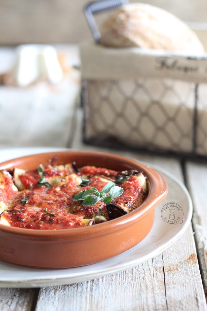 mit Tomaten gefüllte und gebackene Auberginenscheiben in der Heißluftfritteuse