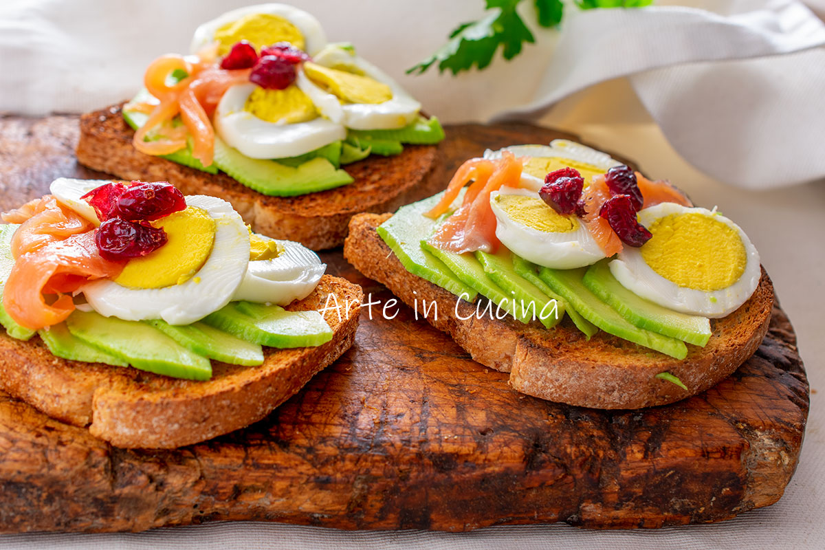 Avocado-Toast mit Lachs und Eiern