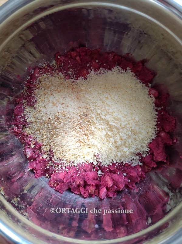 nach dem Ruhen im Kühlschrank Parmesan und Semmelbrösel hinzufügen