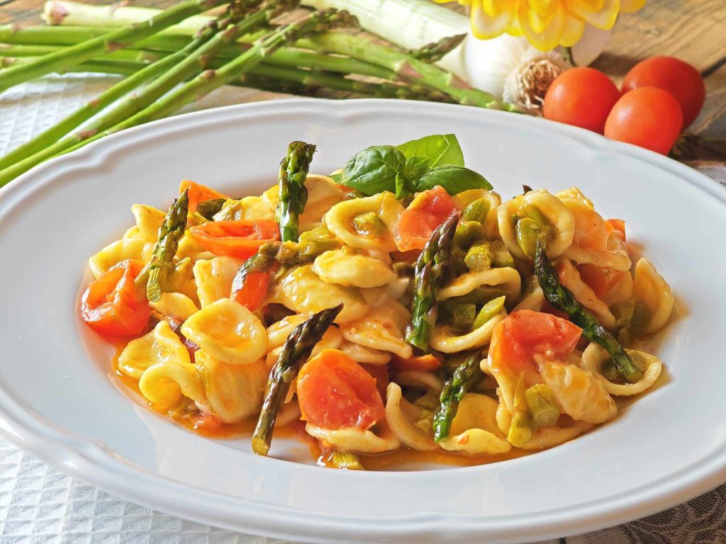 Pasta mit Spargel und Kirschtomaten
