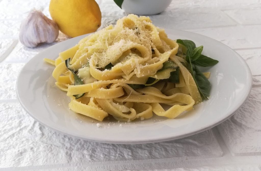CREMIGE BANDNUDELN MIT ZUCCHINI UND ZITRONE