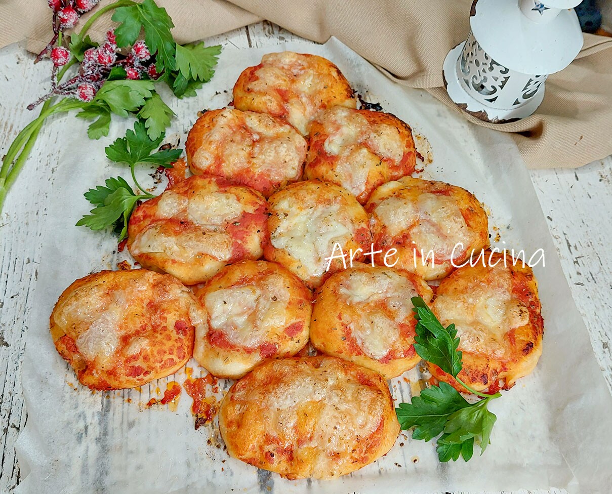 BAUM mit PIZZETTEN Weihnachtlicher Aperitif