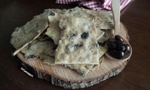 Trockene Focaccia mit Oliven