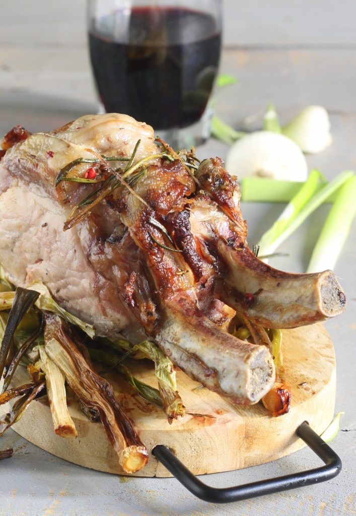 Im Ofen gebratene Schweinelende mit frischen Frühlingszwiebeln