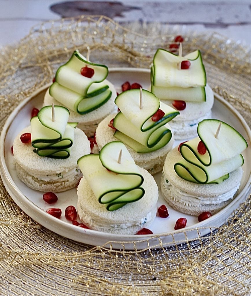 Weihnachtliche Canapés, die Vorspeise, die den Tisch schmückt.
