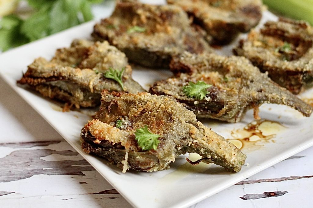 Mit der Heißluftfritteuse gratinierte Artischocken, knusprig mit weichem Kern