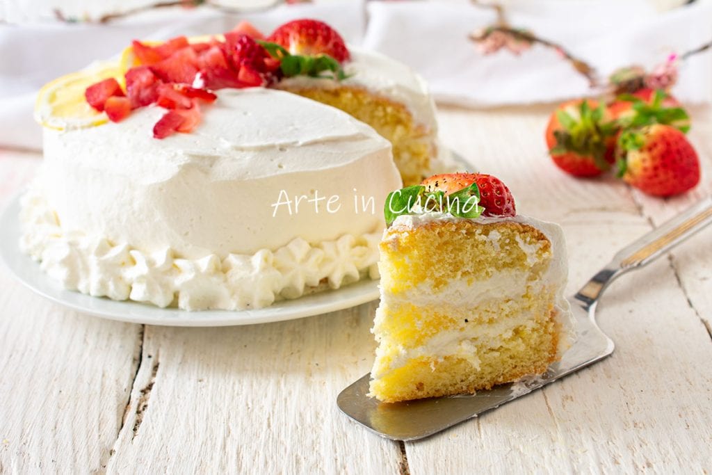 Biskuitkuchen mit Sahne und Erdbeeren