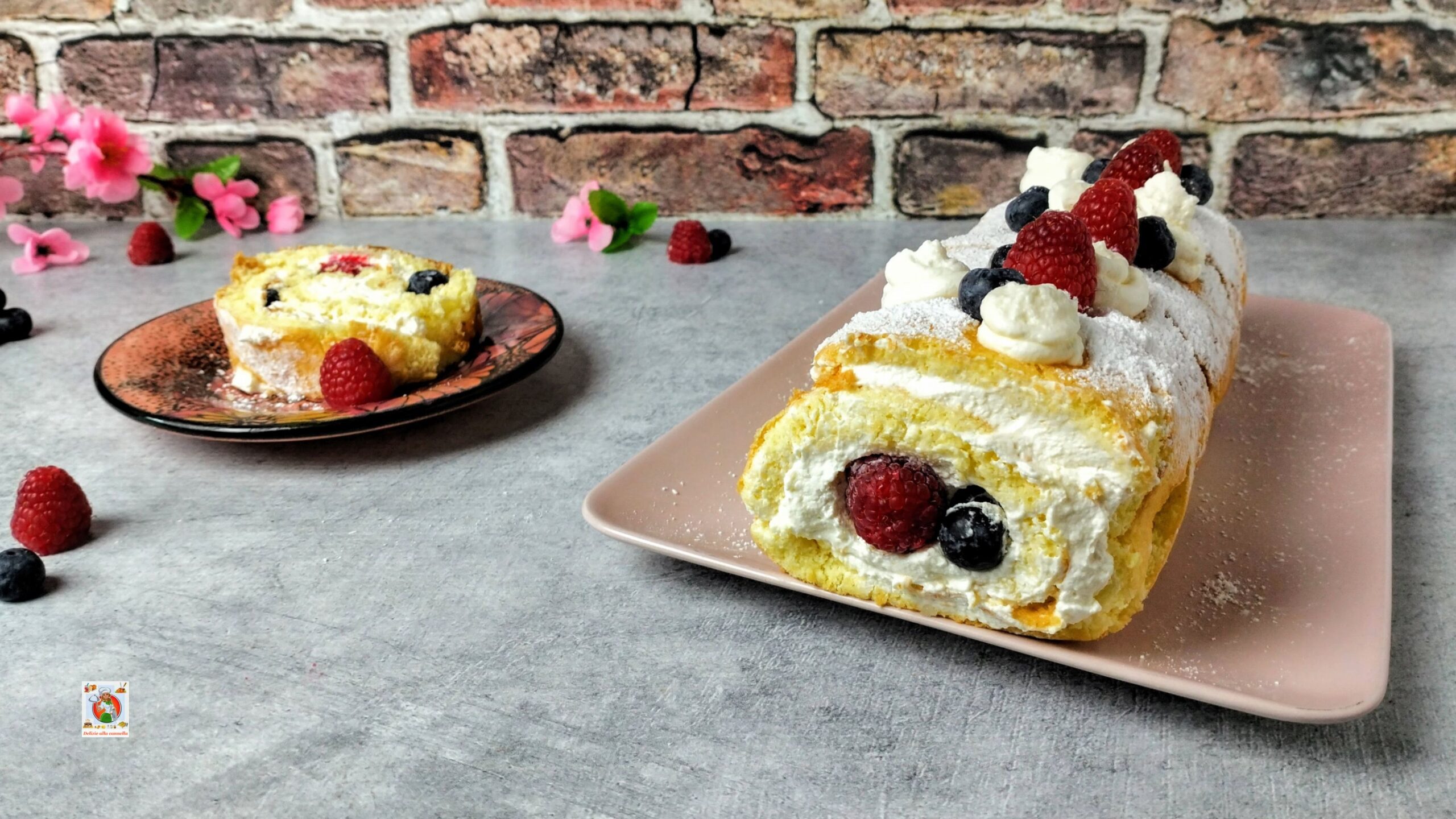 Biskuitrolle mit Mascarpone und roten Früchten: der weiche Nachtisch mit köstlicher und cremiger Füllung