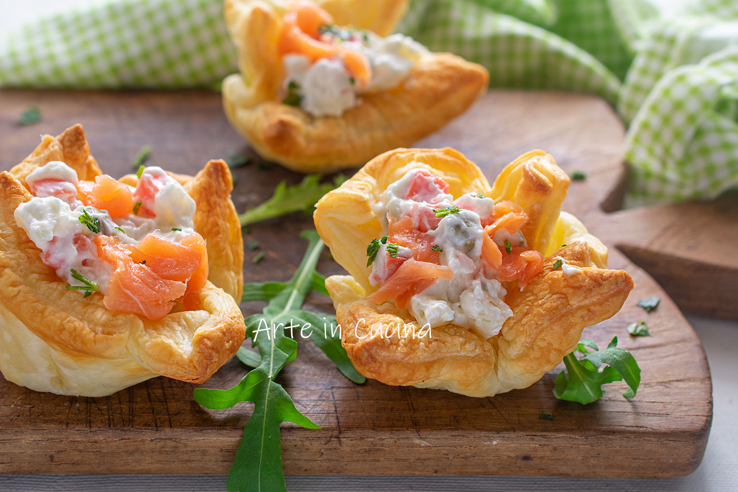Blätterteigkörbchen mit Lachs und Russischem Salat