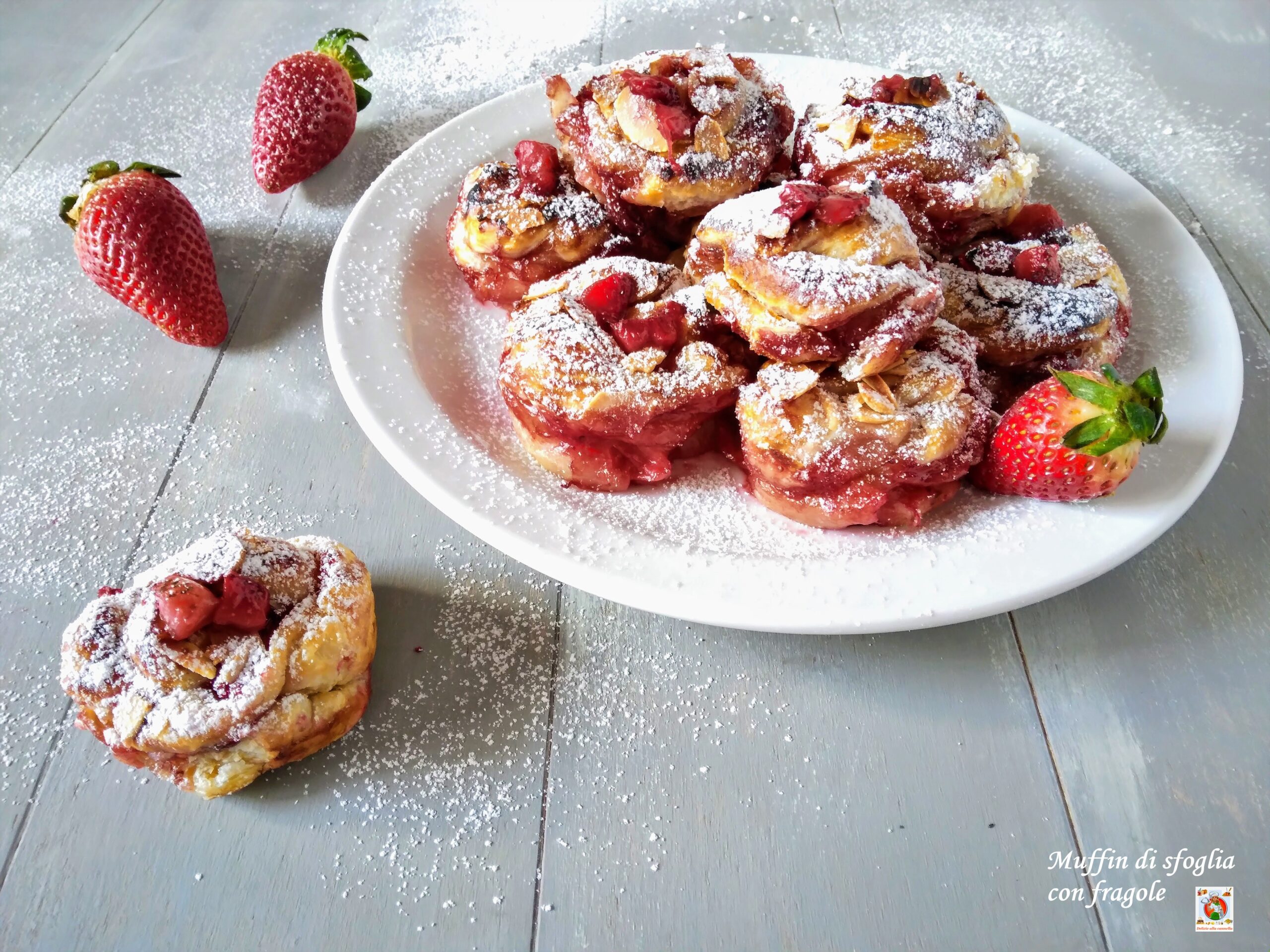 Blätterteig-Muffins mit Erdbeeren: Das super leckere und beeindruckende Dessert, in wenigen Minuten fertig.