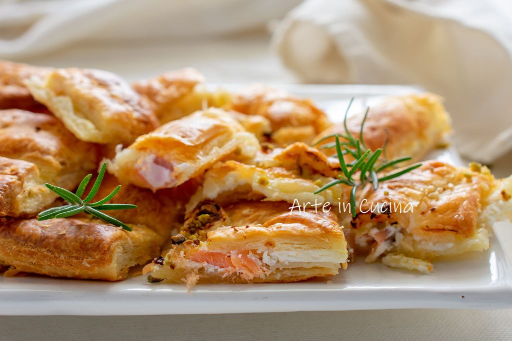 Blätterteig-Rustichella mit Lachs, Provola und Pistazie