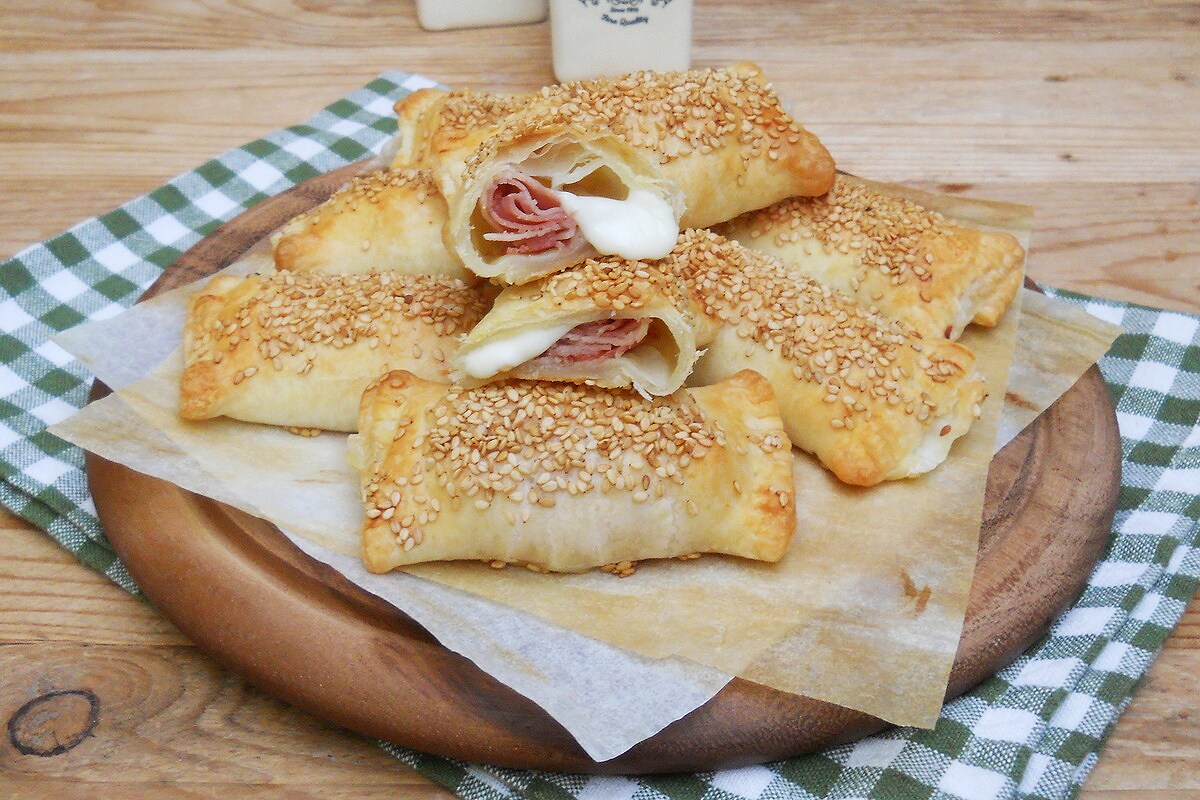 Blätterteig-Teigtaschen mit Schinken und Mozzarella