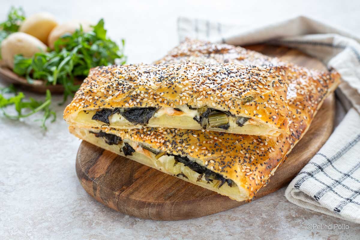 Blätterteiggebäck mit Kartoffeln und Spinat
