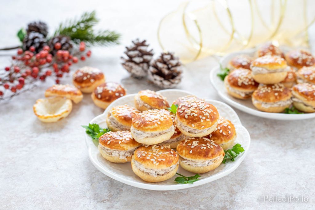 Mit Thunfisch gefüllte Blätterteigbrötchen