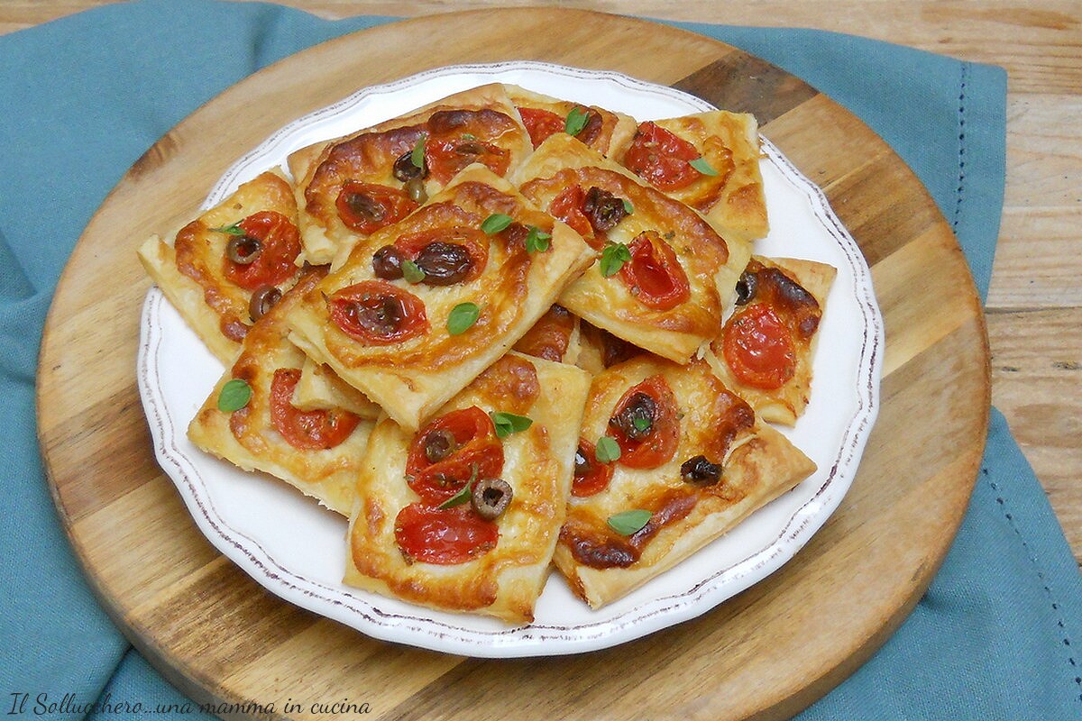 Blätterteiggebäck mit Kirschtomaten, Stracchino und Oliven