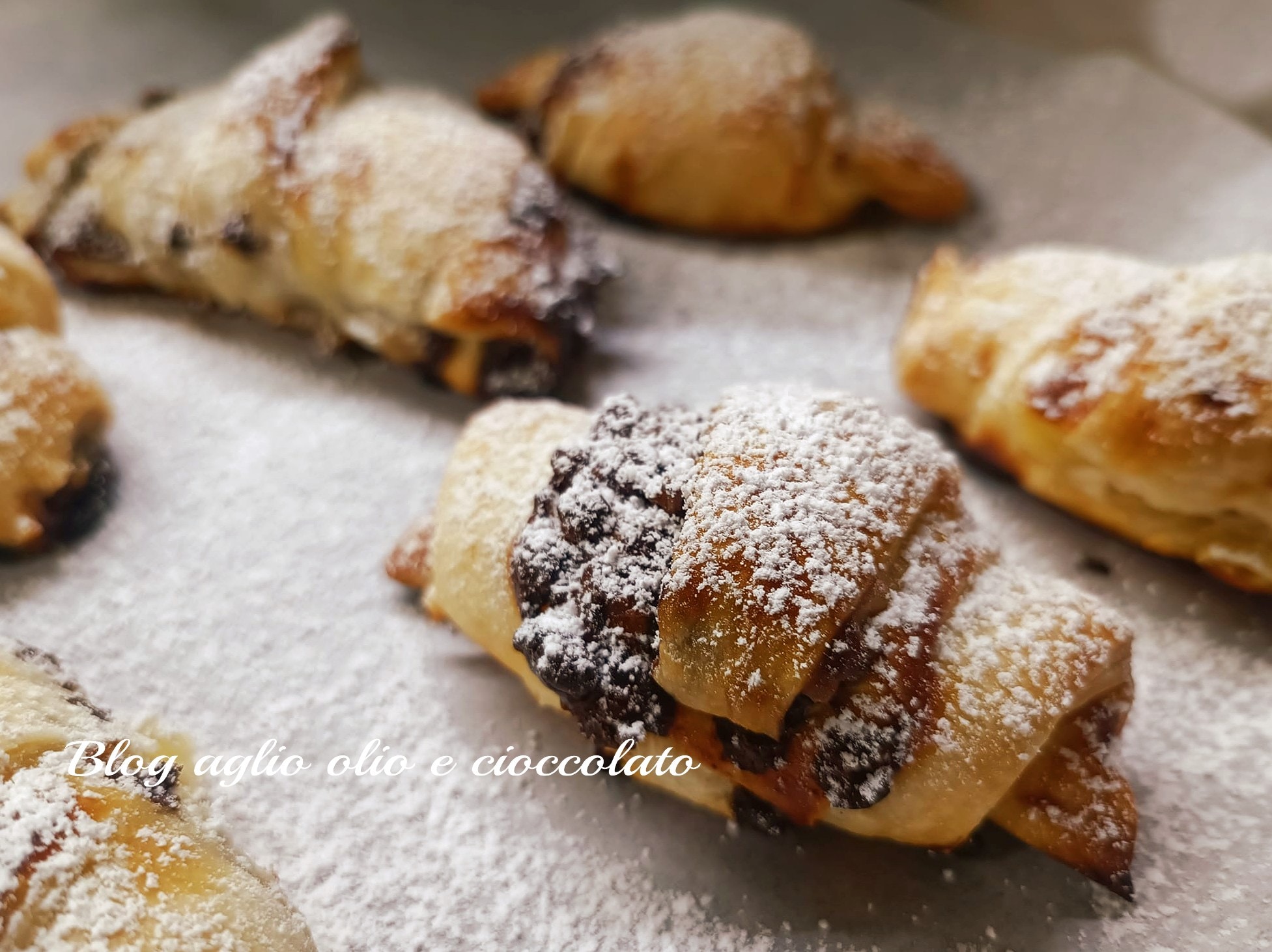 BLÄTTERTEIGHÖRNCHEN MIT CREME UND SCHOKOLADE