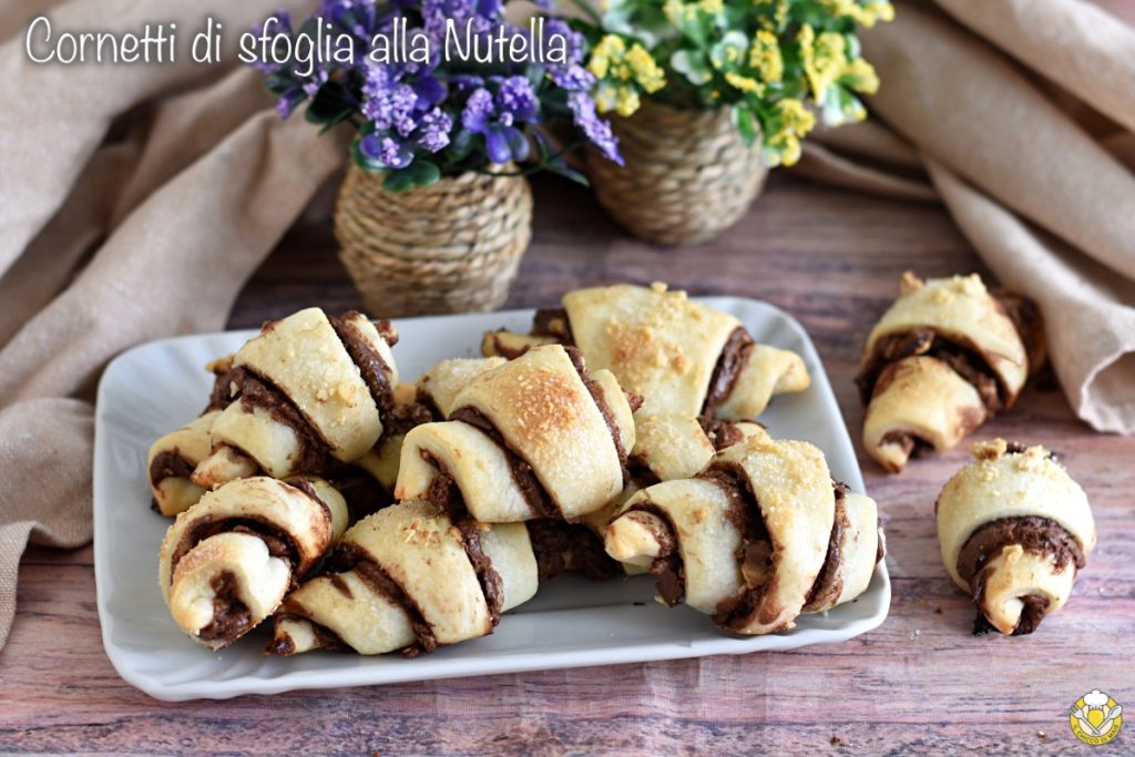Blätterteighörnchen mit Nutella, schnelle süße Snacks mit Blätterteig, nur 2 Zutaten in 15 Minuten il chicco di mais