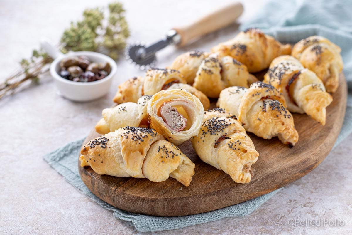 Blätterteighörnchen mit Schinken und Oliven