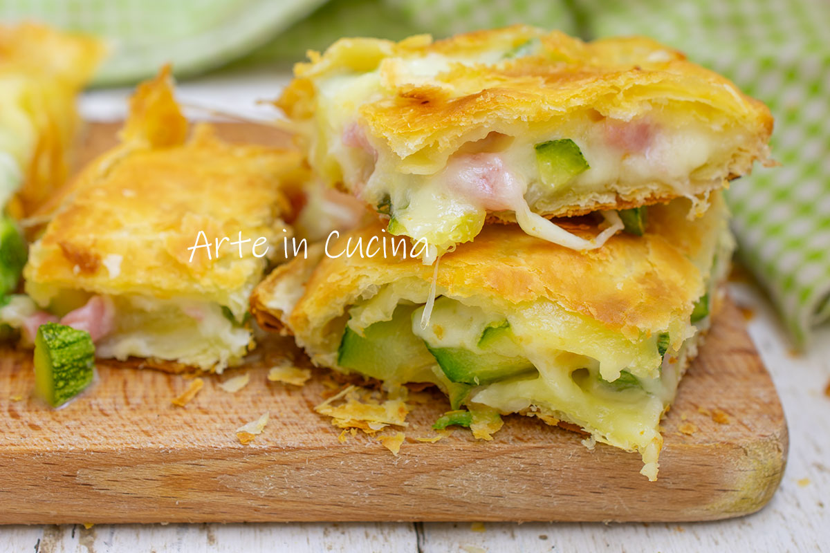 Herzhafter Blätterteigkuchen mit Zucchini und Speck