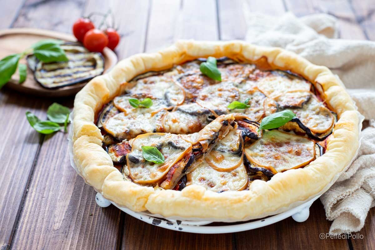 Blätterteigkuchen mit Auberginen und Scamorza