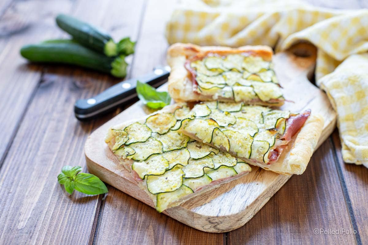 Blätterteigkuchen mit Zucchini und Speck