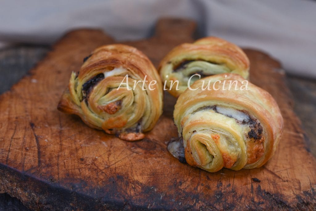 Blätterteigröllchen mit Oliven und Thunfisch