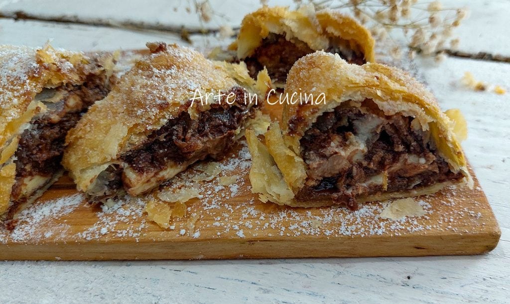 BLÄTTERTEIGROLLE mit Nutella und Kinder-Riegel