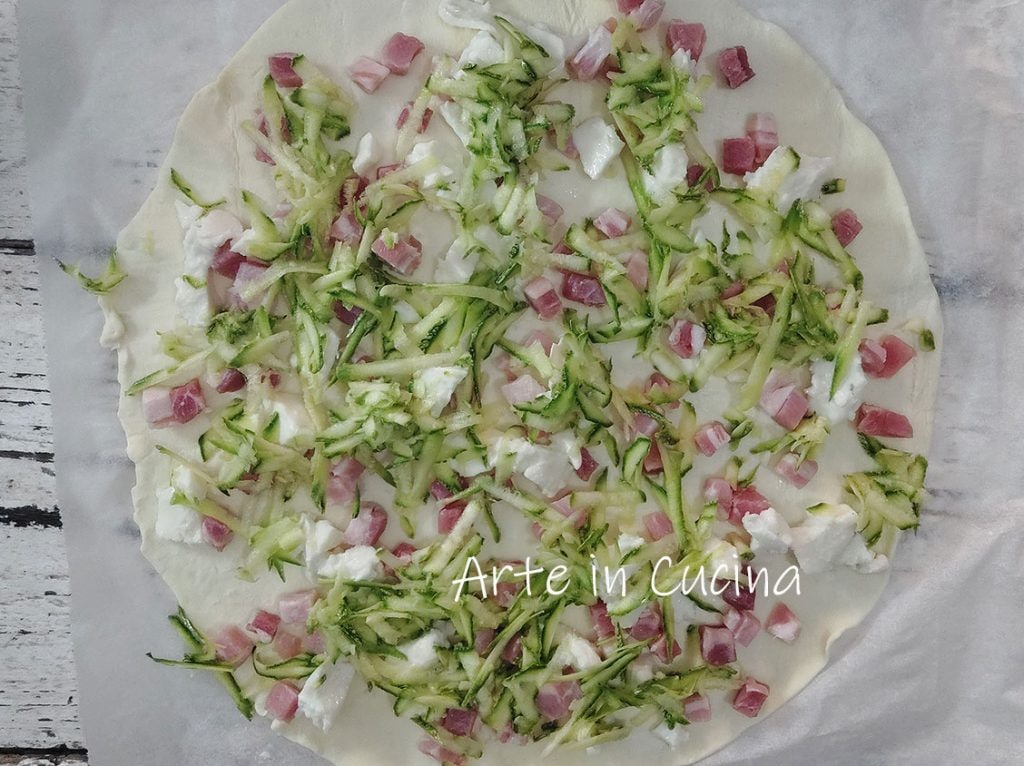 BLÄTTERTEIGSONNENBLUME mit SPECK und Zucchini