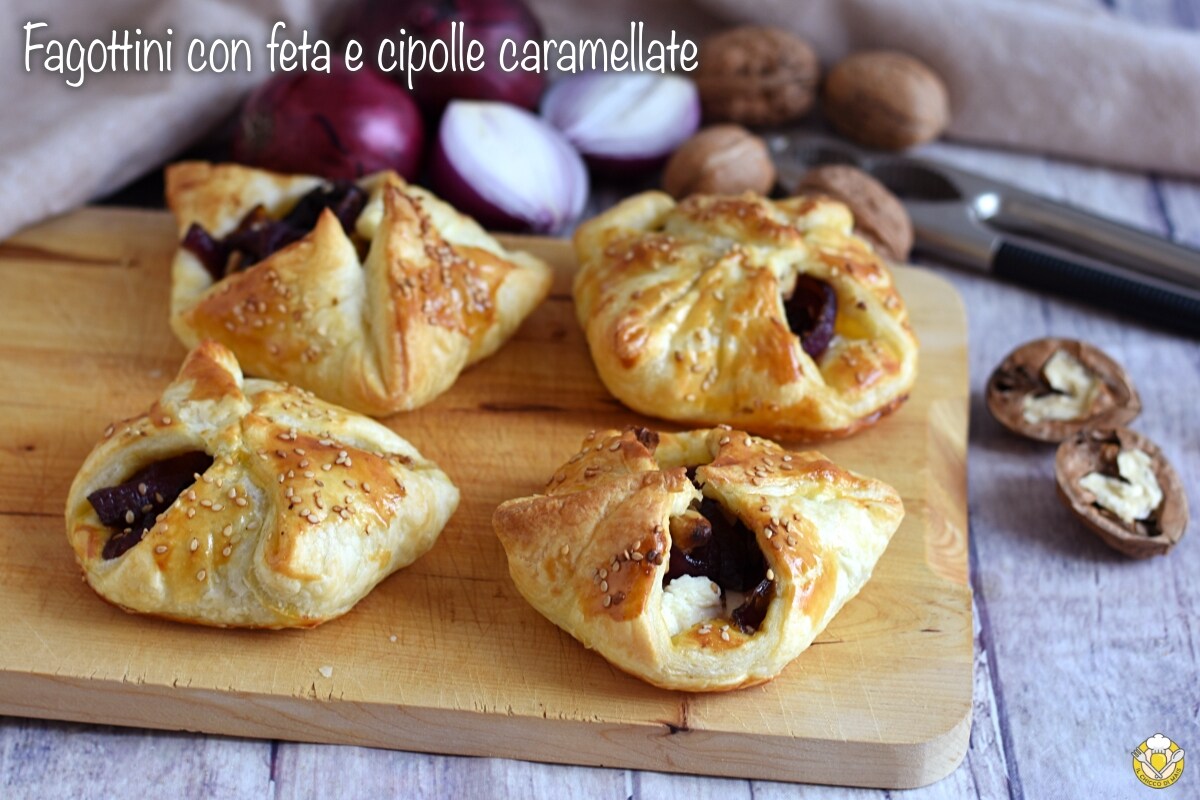 Blätterteig-Täschchen mit Feta und karamellisierten Zwiebeln