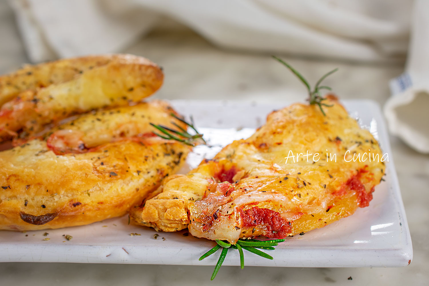 Blätterteig-Calzoni mit Mozzarella und Tomaten in 5 Minuten
