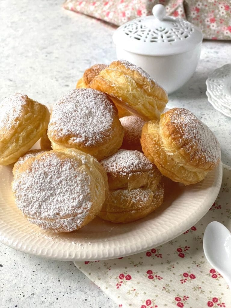 Blätterteigkrapfen mit Ricottacreme