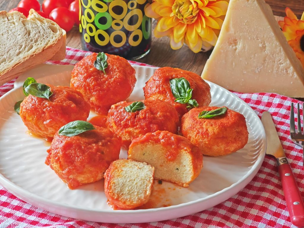 Ricotta-Frikadellen mit Tomate