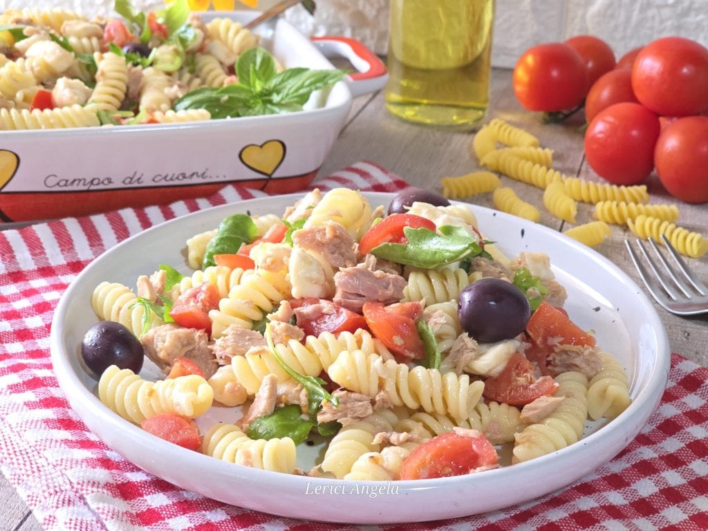 Nudelsalat mit Thunfisch, Rucola und Kirschtomaten