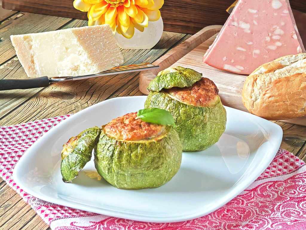 Runde Zucchini gefüllt mit Mortadella