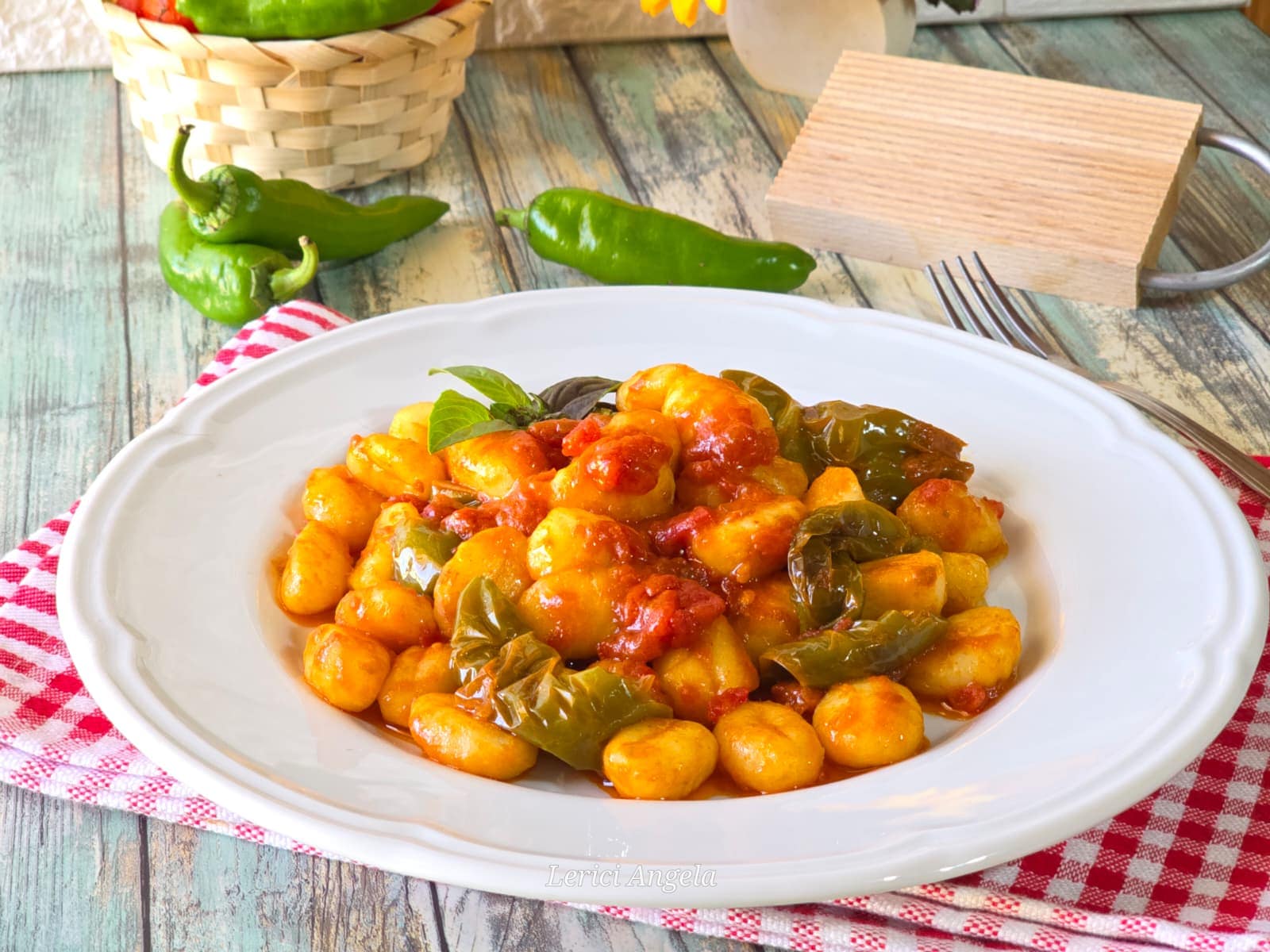 Kartoffelgnocchi mit Tomaten und Bratpaprika
