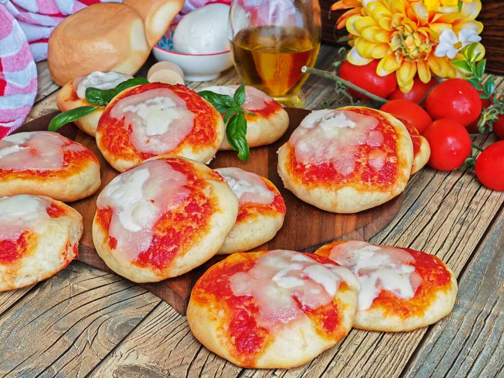 Kleine Pizzen mit Käse