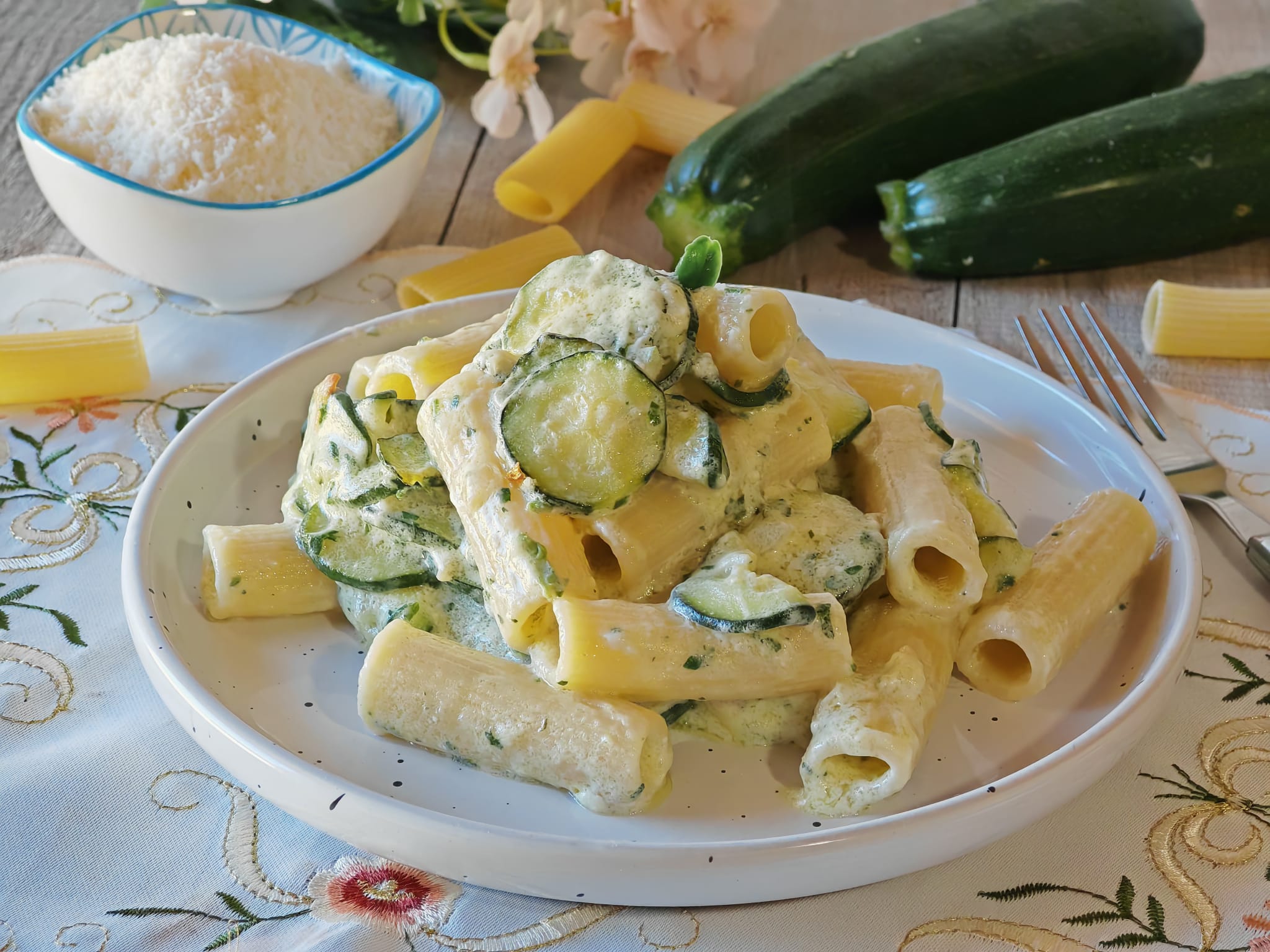 Pasta mit Zucchini und Robiola