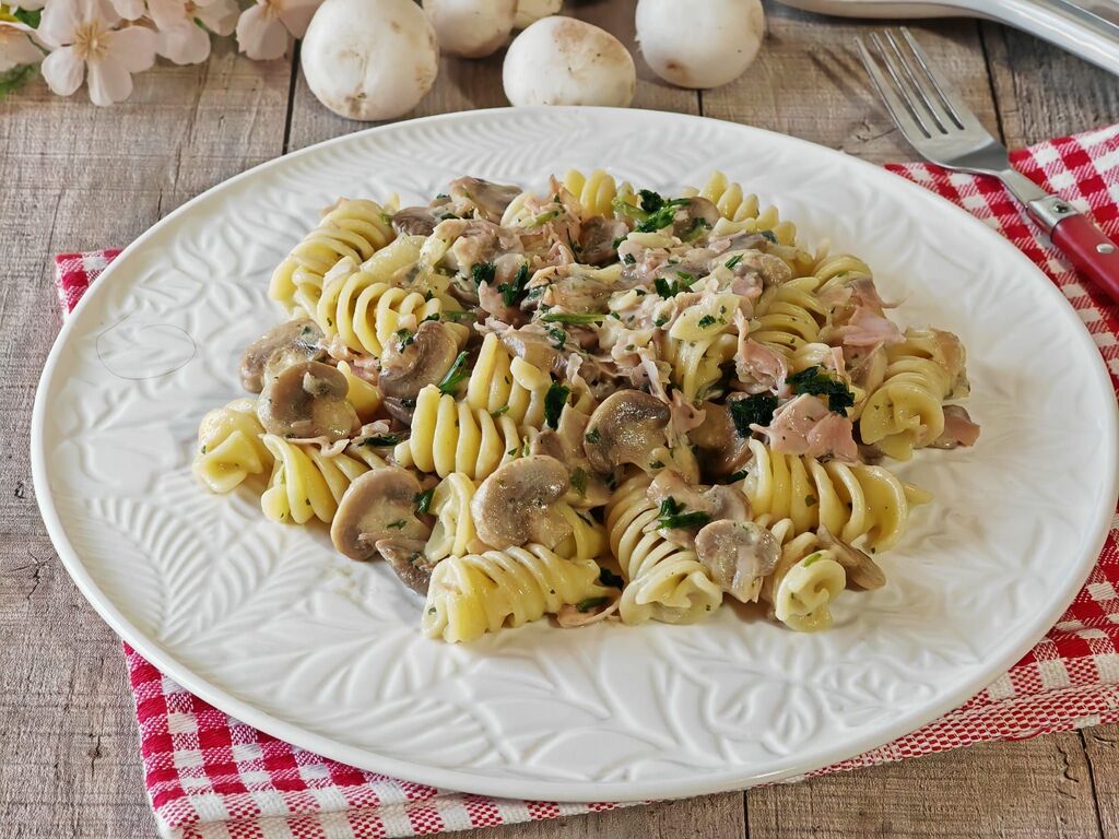 Pasta mit Pilzen und gekochtem Schinken