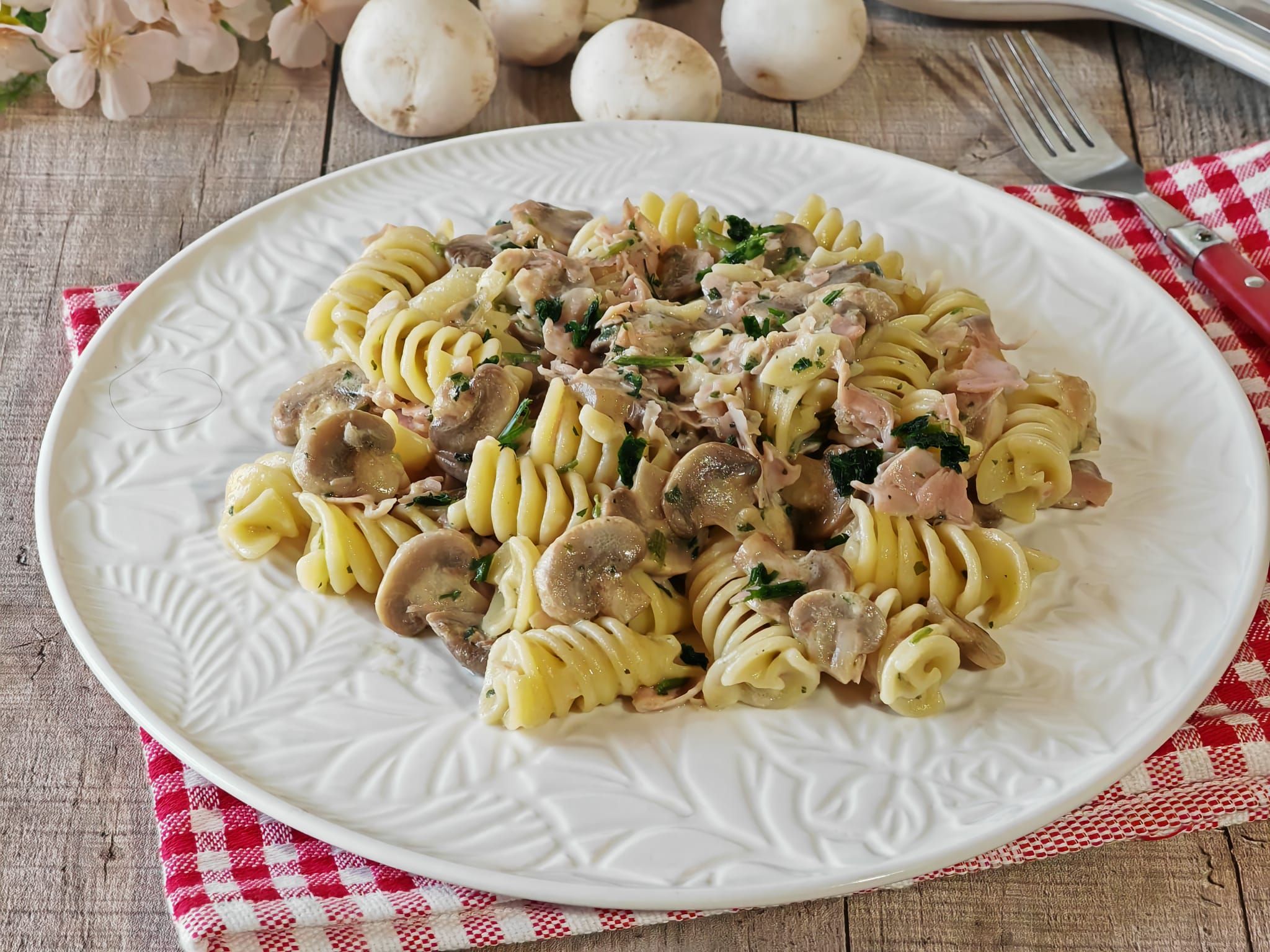 Pasta mit Pilzen und gekochtem Schinken
