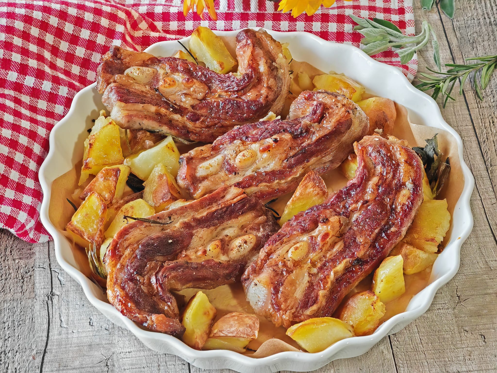 Kalbsrippchen mit Kartoffeln