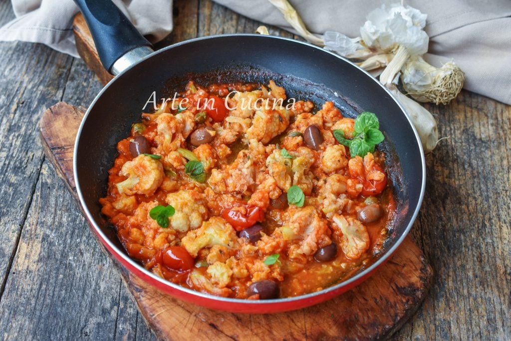 Blumenkohl alla pizzaiola in der Pfanne