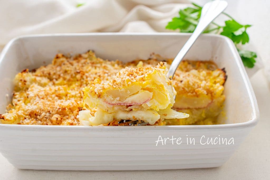 Blumenkohl mit Mozzarella und Schinken im Ofen