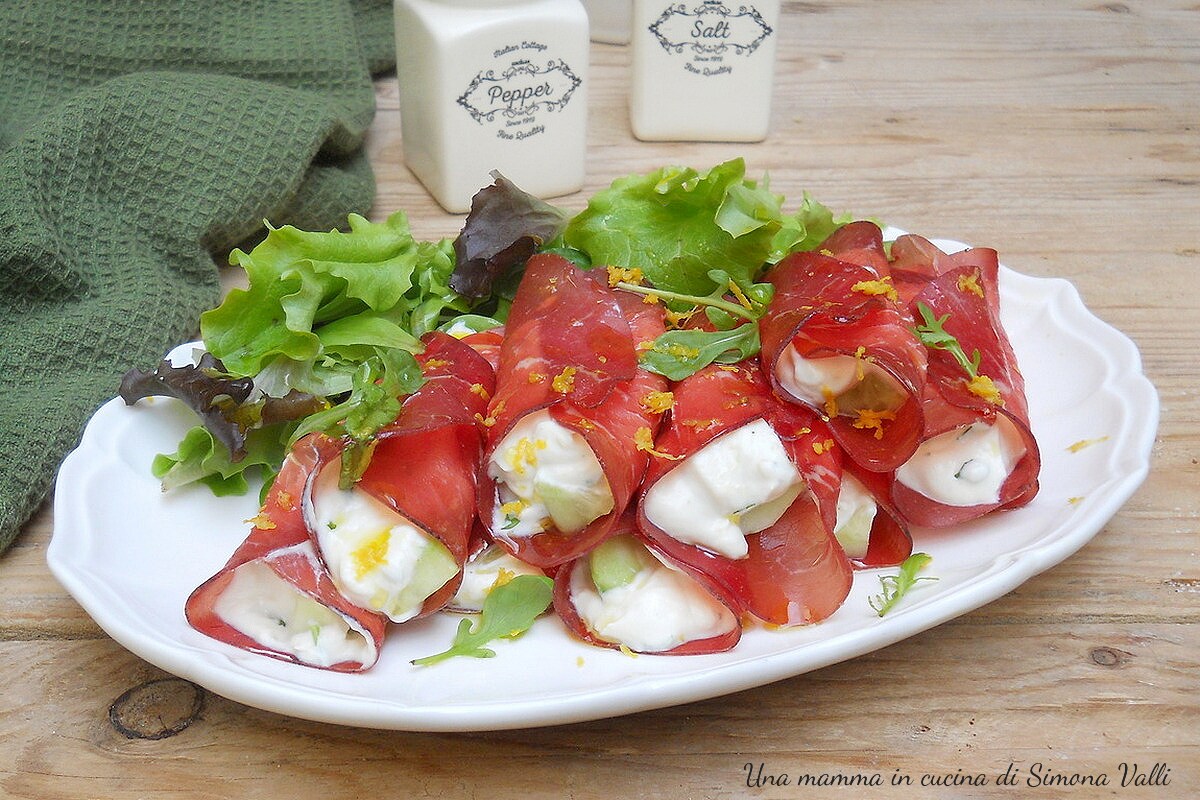 Bresaola-Röllchen mit Ricotta und Rucola
