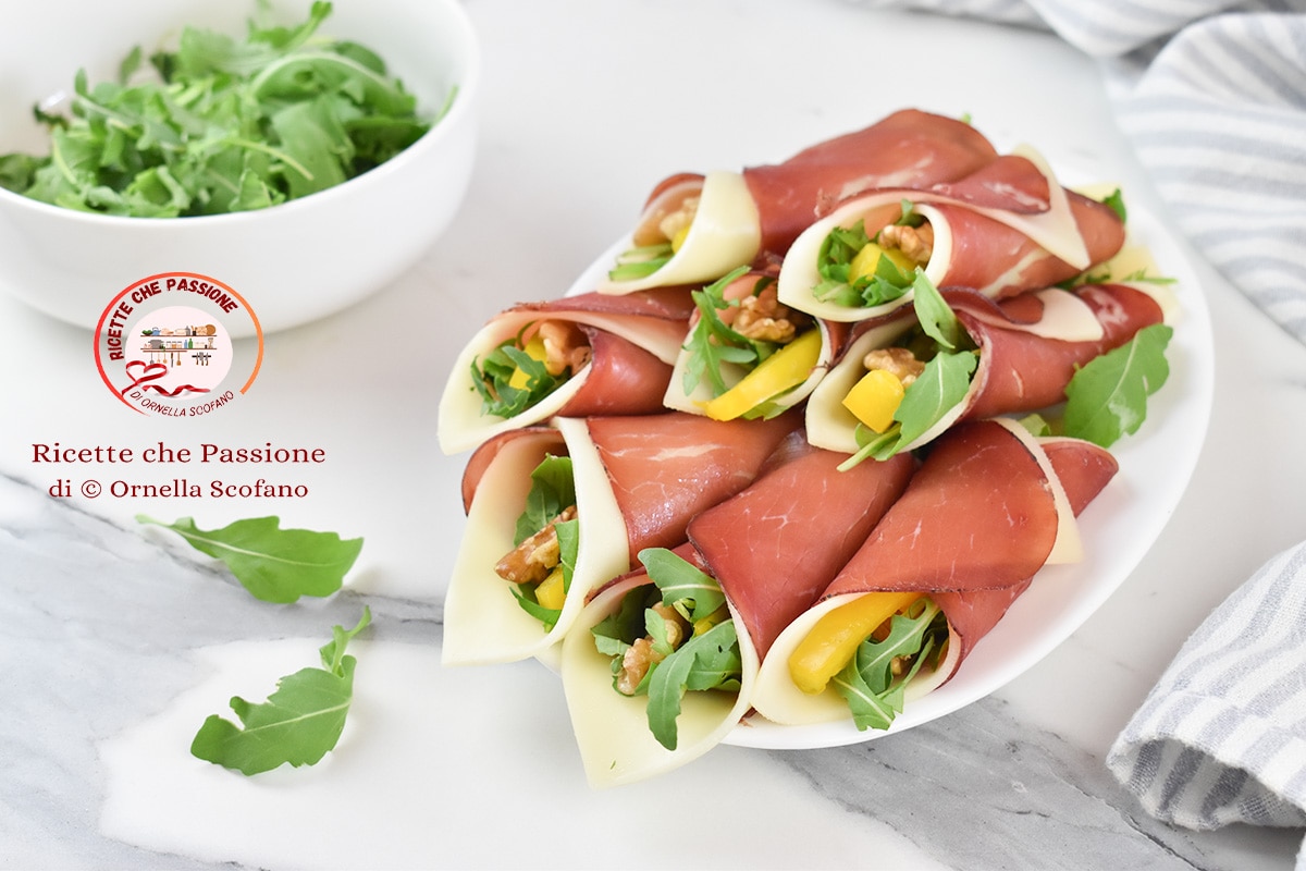 Bresaola- und Käserollen mit Rucola