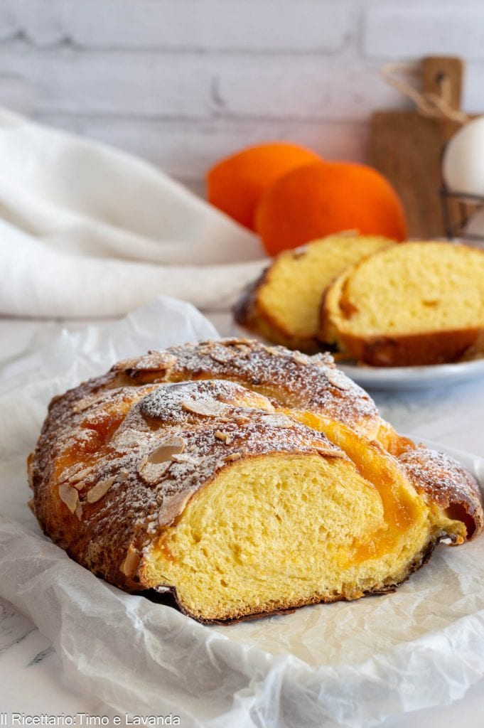 Brioche mit Orangenmarmelade