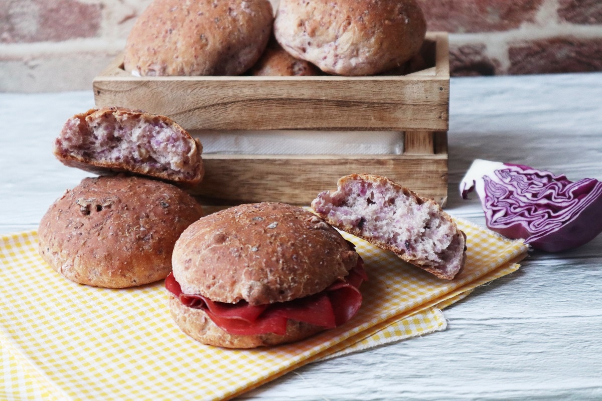 Weiche Brötchen mit Rotkohl und Walnüssen