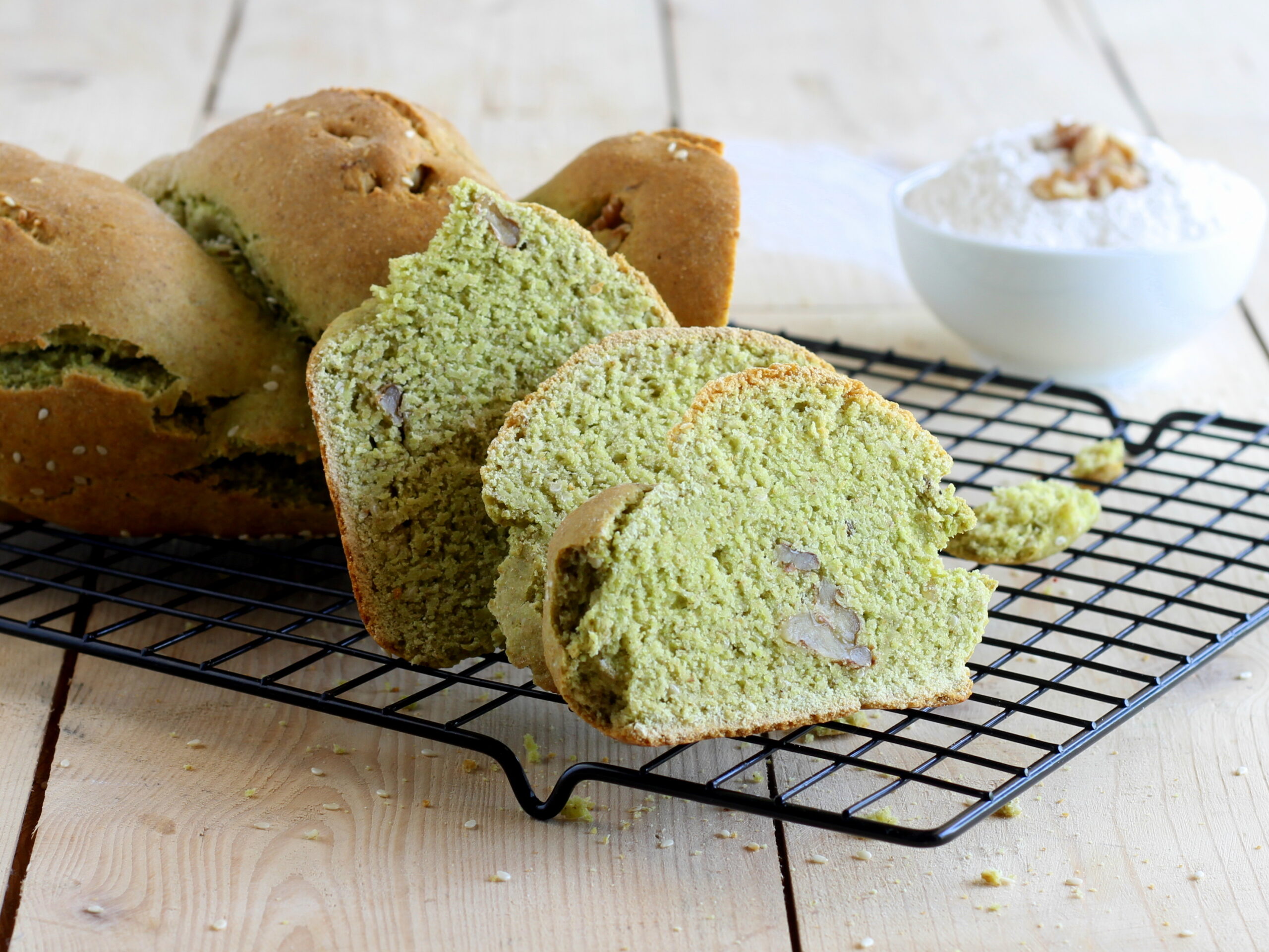 Brot mit Erbsenmehl und Nüssen