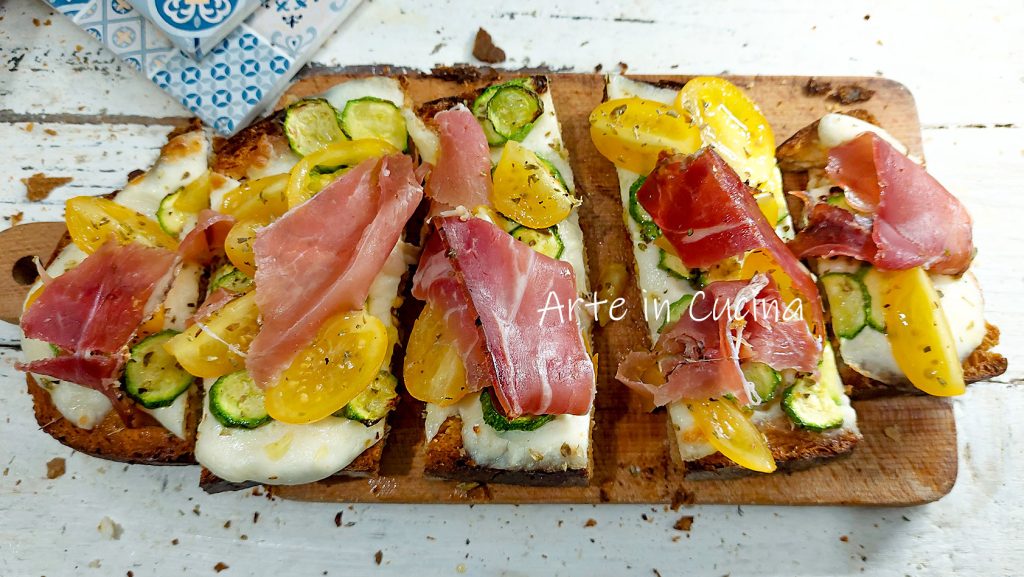 CROSTONE aus BROT SPECK und ZUCCHINI