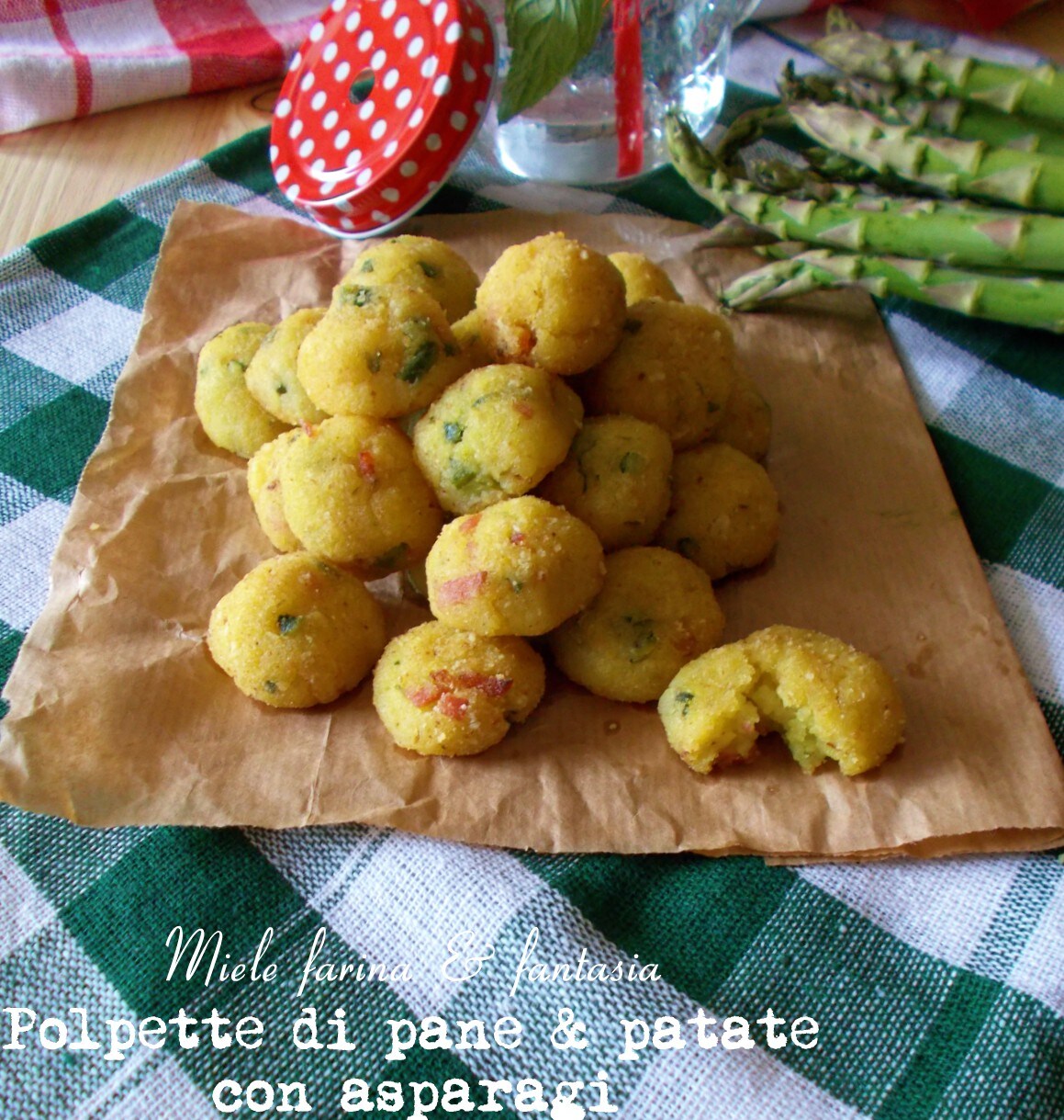 Brot- und Kartoffelbällchen mit Spargel
