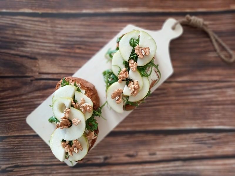 Bruschetta mit Birnen und Käse